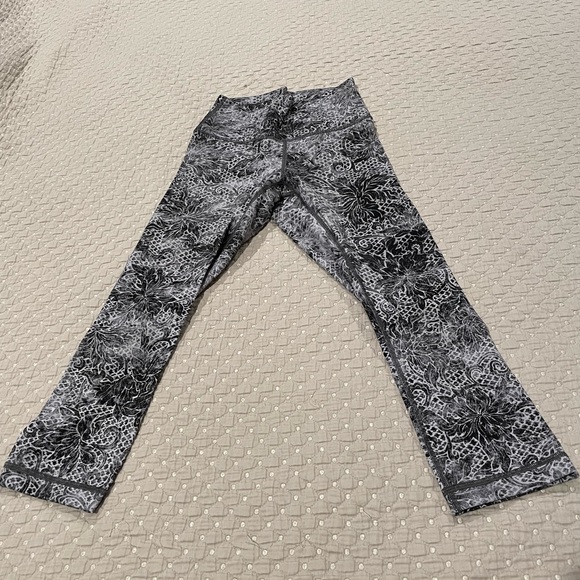 Lululemon Cropped Leggings - Picture 2 of 5